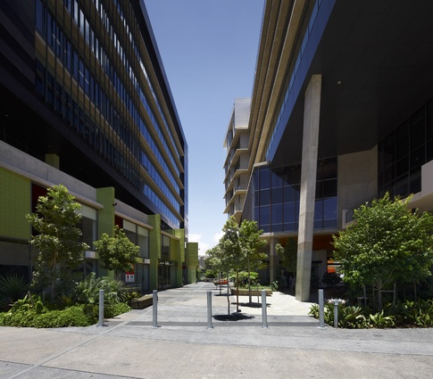 The design demonstrates the groundbreaking establishment of an urban landscape entirely on podium, making it the unifying layer through an entire city block.