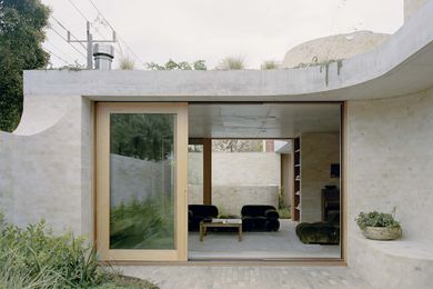 Courtyards and large sliding doors allow fluid movement between interior and exterior spaces.