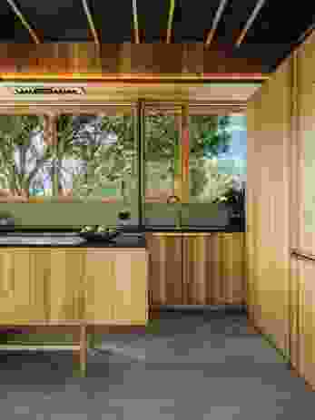 坚实的塔斯马尼亚橡木细木工和玄武岩台式创造了一个温暖和触觉的厨房。