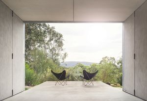 Nestled high amongst the tree canopy, the home evokes a "bird's-nest" feeling.