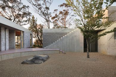 The existing 1970s house and the new guesthouse are brought together by curved lines that establish a stage-like courtyard.