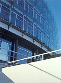 Detail of double glazing system on the eastern facade. Each layer of glass has a
differently centred framing grid; slender columns
are located between.