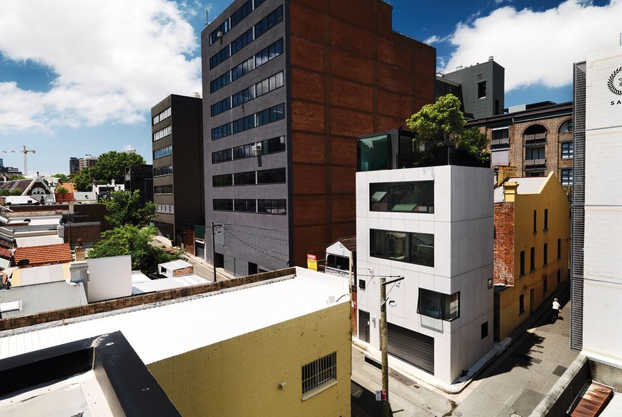 Located on a tight site in Surry Hills, this four-storey house with a roof terrace sits comfortably within office blocks and other mid-rise buildings.