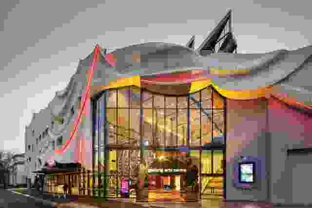 The draping folds of the facade evoke a child’s excitement at arriving at the circus – a far cry from the previous paternalistic approach to the provision of culture.