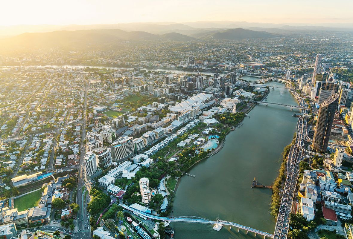 South Bank, Brisbane - 👀 Views of Brisbane! 🍃 South Bank Parklands covers  17 hectares of riverfront land. The green space a contrast to Brisbane City  opposite with Brisbane River in between