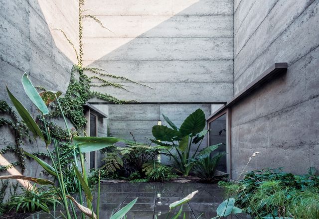 The house forms a habitable perimeter around a lush garden courtyard, which offers both openness and privacy.