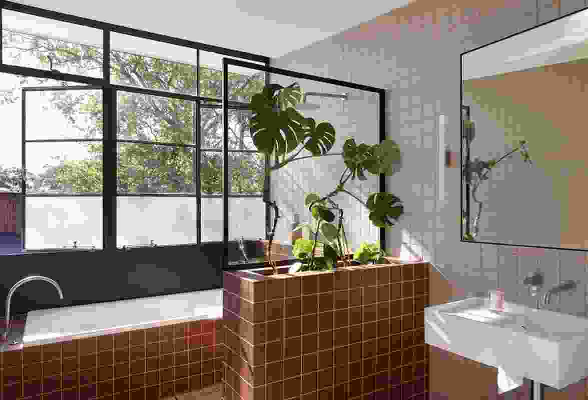 A built-in planter and views to the tree canopy bring a sense of tranquillity to the bathing spaces.