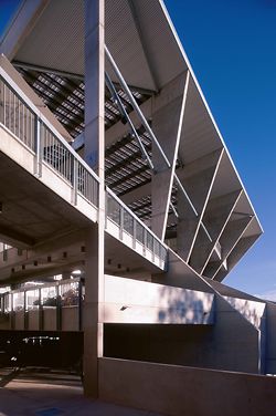Concrete blade
walls fan out along
the building’s highly
articulated eastern edge.