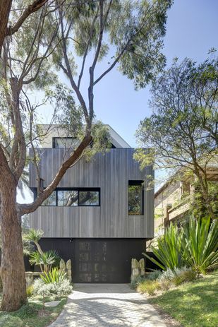 The house’s rectilinear form offsets the rough-hewn edges of the site’s rockface.