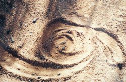 Uluru – Kata Tjuta Cultural
Centre, leitmotif drawn in the sand – Anangu
and rangers working together