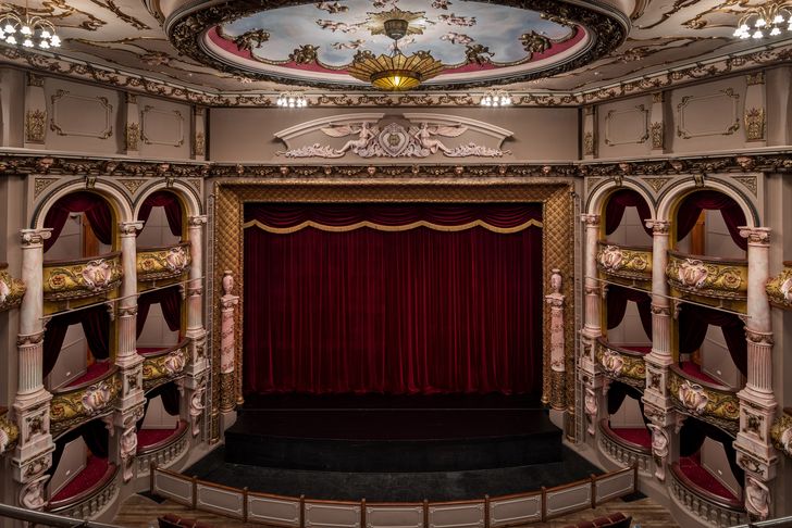 تئاتر سنت جیمز اثر شاند شلتون.