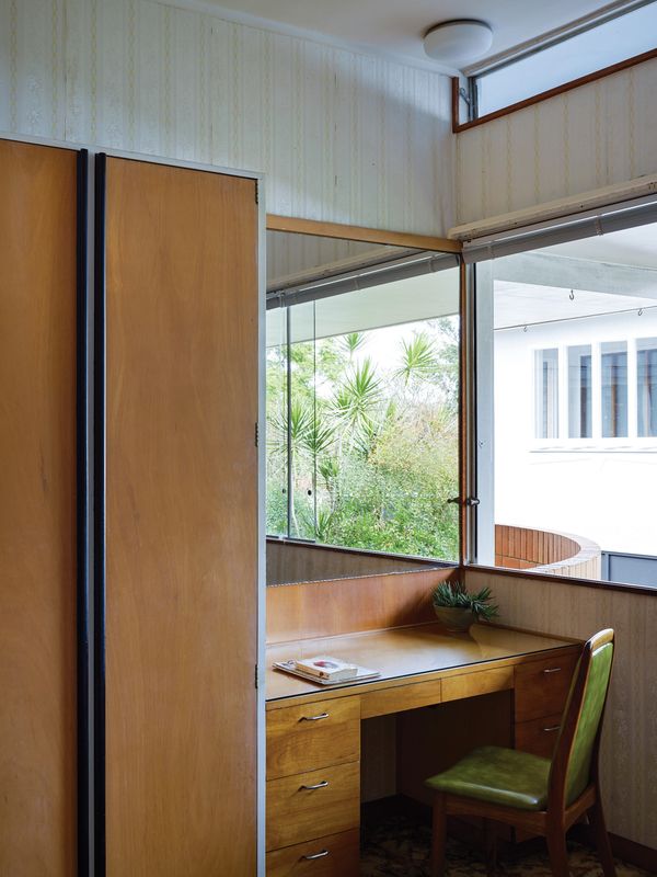 Sashless windows and a single-pane louvre allow for a variety of ventilation options.