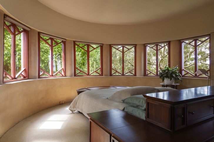 پنجره های روکش دار در اتاق خواب اصلی نیمه دایره ای دارای میله های شیشه ای زاویه دار با امضای گریفین هستند.