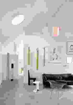 A twist in the plan achieves privacy for the bedrooms. Memorial Poles (L–R): Barayuwa Munungar, Yimula Munungurr. Sculptures: Eleazer Nanukwirrk (on ledge), Anna-Wili Highfield (on wall), Simon Cavanough (on shelf). Artworks (L–R): Alfred Manessier, Anna-Wili Highfield, Agatha Gothe-Snape. Mirror by Simon Cavanough and Jacqueline St Clair.