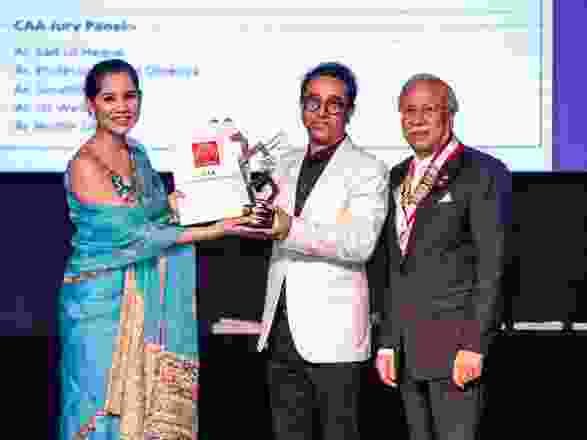 Lifetime Achievement Award 2022 recipient and architect Rafiq Azam, of Shatotto Studio (Bangaladesh), with his wife and the CAA immediate past president, Kalam Siddiqui.