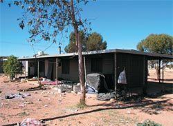 Existing
conditions at the
Tjuntjuntjara
community, showing
the verandah-living
of the ex-Cavalier
Transportable. The
new housing supports
a similar pattern of use.