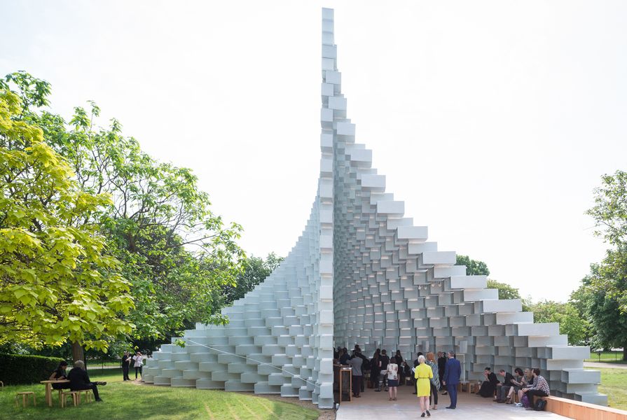 The 2016 Serpentine Pavilion is designed as an 'unzipped wall', erected from pultruded fibreglass frames stacked on top of each other.