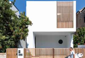 Screens of rosewood timber, left to grey with age in Bondi’s coastal conditions, give natural colour to the home’s exterior.