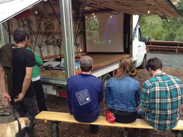 Community members and artists collaborate to create moments of exchange through art installations, agricultural performances and “flavourful experiences.” Activities include workshops (such as cooking sessions, gardening, mushroom harvesting and composting), community farming, debates, films and concerts. The Farmtruck installation allows Parckfarm’s work to extend the physical boundaries of the farm and into the city of Brussels.
