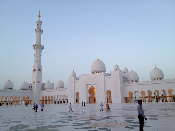 Abu Dhabi: forecourt of the Grand Mosque.