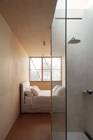 یک کرکره چوبی در اتاق خواب اصلی امکان اتصال صوتی به فضاهای نشیمن را در صورت تمایل فراهم می کند.