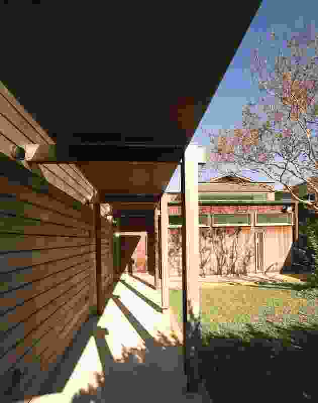 Pittwater House (2002): A courtyard allows for time together or apart, protected from the wind.