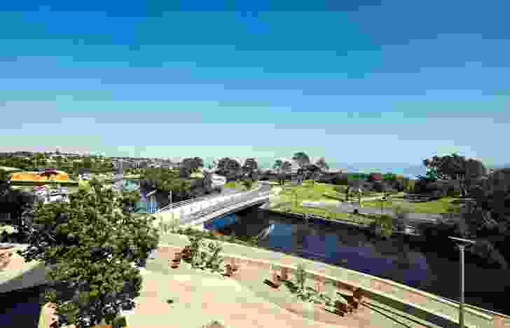 The Zoetrope Bridge crosses the Kananook Creek and connects the beachside to the highway-side of Frankston.
