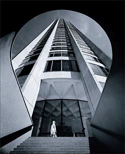 Max
Dupain’s famous image of Seidler’s Australia
Square, 1967.