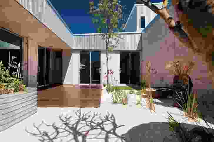 The internal courtyard replaces the backyard in a reinterpretation of the suburban house typology.