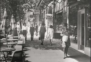 In 1957 hotelier Leon Ress placed tables and chairs on the pavement outside his Oriental
Hotel. Photographer Wolfgang Sievers captured the moment in his 1958 study of ‘The Paris End of Collins Street.’