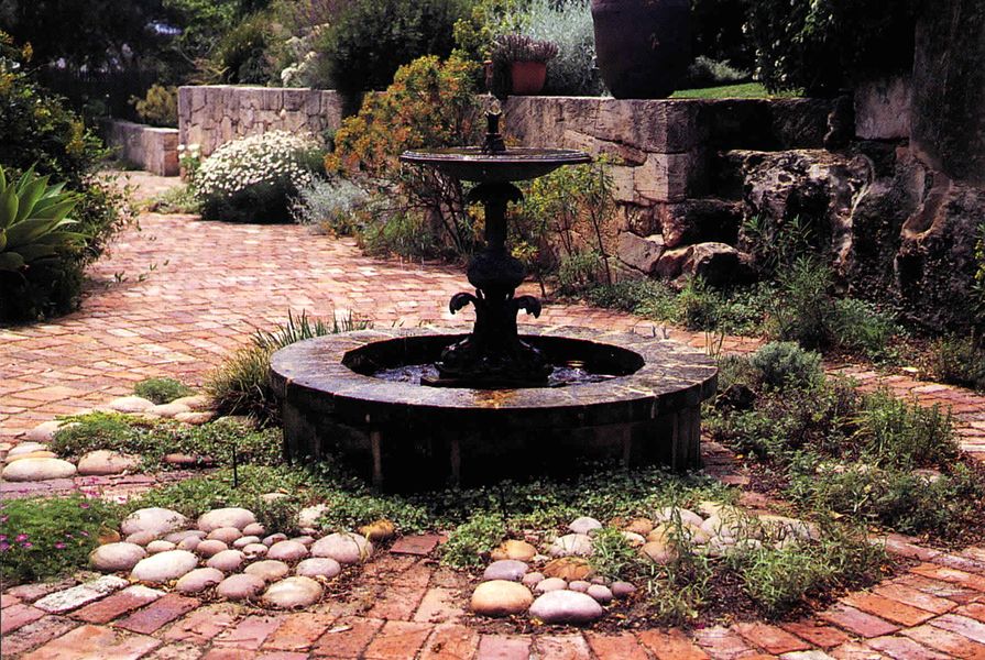 A water fountain and a change in level in the large courtyard.