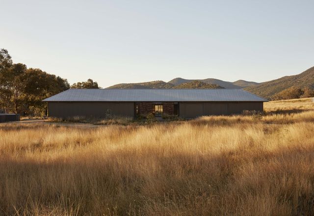 On a site of former grazing land, this semi-rural house organizes a home and its sheds into one cohesive building.