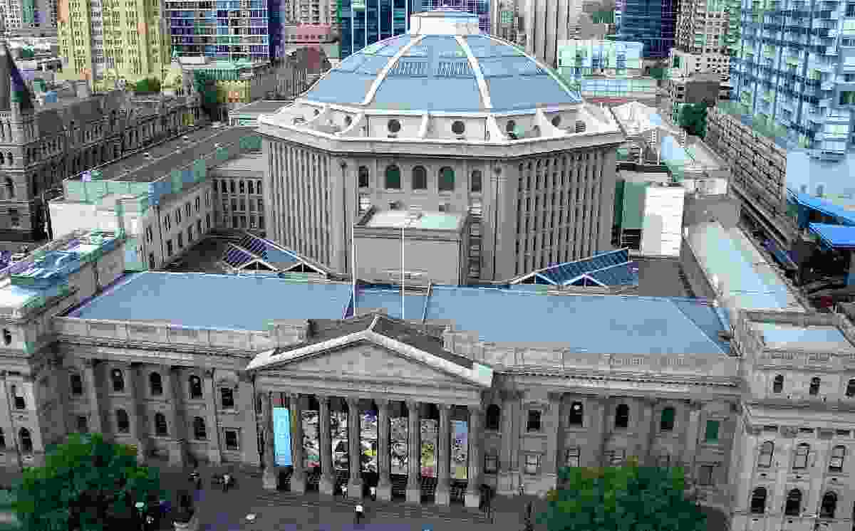 This overview of the State Library of Victoria was taken by Brian Jenkins on 6 Dec 2007 from the top floor of the facing Unilodge apartments building by Brian Jenkins, licensed under  CC BY-SA 3.0 