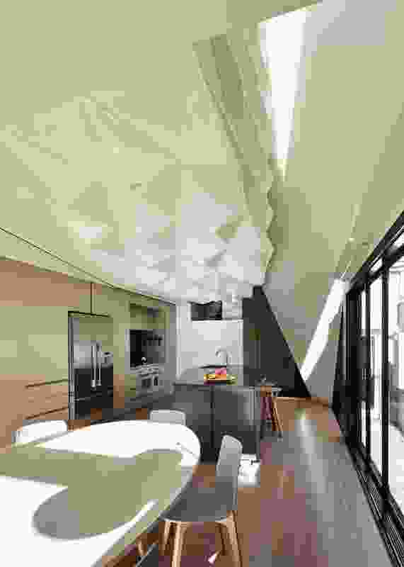 Floating above the kitchen like a “strange, futuristic cloud” is the spare bedroom/ study pod.