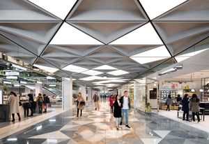 莫纳罗购物中心(Monaro Mall)曾经是堪培拉中心(堪培拉中心)的一部分,经过重新装修后的两层已经焕然一新,其中包括新的美容商场(Beauty Arcade)。