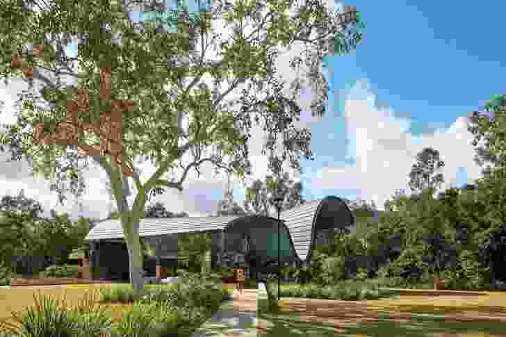 The roof canopy, made from two connected but opposing tapering valuts, engages with the adjacent Wadda Mooli Creek, a large event lawn, a water feature and connecting pathways.