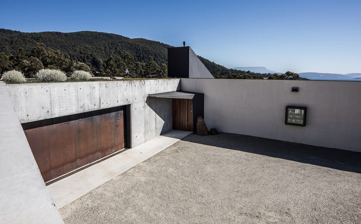 Sitting low in the landscape, Sunnybanks House wraps around a sheltered courtyard.
