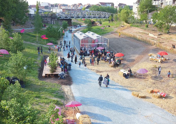 The FarmHouse is a redesigned glasshouse that serves as a place for community members to meet, cook, eat and come together. It includes an information desk, drinks bar, a pick-up point for organic picnic hampers and a venue for rainy day workshops. Its initiators included design practice 1010 Architecture Urbanism, JES (an urban laboratory for young people) and Yota (Brussels’ participatory structure).