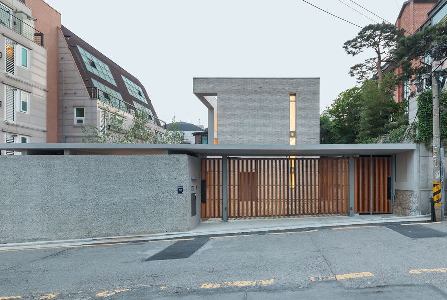 Open and Closed House by OBBA in Seoul.
