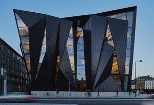 扩建部分包裹并折叠在现有建筑周围,其形式参考了正交的城市网格和港口旋转轴的连接。
