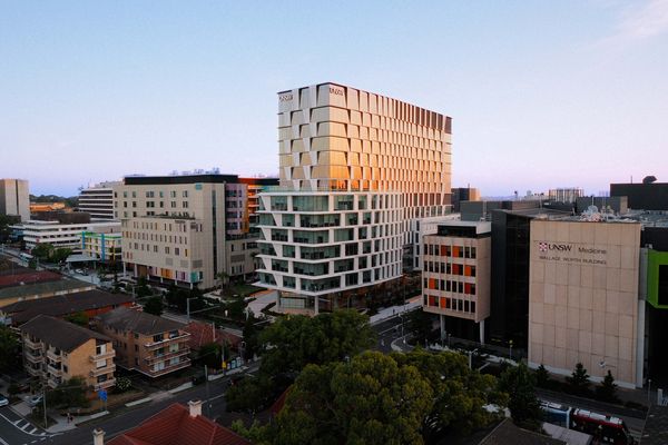 The UNSW Health Translation Hub, designed by Architectus and delivered by Plenary Group, occupies a pivotal intersection between UNSW’s campus and the hospital precinct in Sydney’s Randwick.