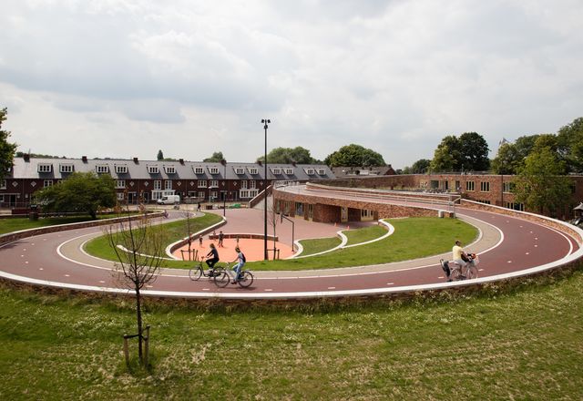 Next建筑事务所为位于阿尔乌得勒支的Oog的Dafne schip珀斯布鲁格(Dafne Schippers Bicycle Bridge)设计了一座自行车、人行桥、学校和公园。