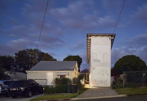 Two Pavilion House (2014) was designed by Kirsty Volz and David Toussaint.