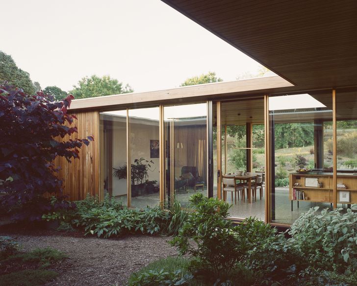 Court House’s living spaces are defined by both the intimate courtyard landscape, and the broader landscape setting of the site.