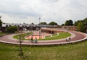 Next Architects' design for Dafne Schippersbrug (Dafne Schippers Bicycle Bridge) in Oog in Al, Utrecht integrates a bicycle and pedestrian bridge with a school and a public park.