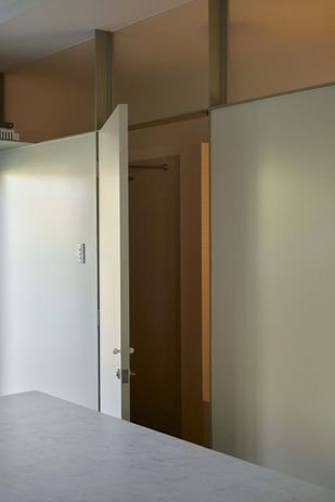 لعاب هایلایت نور طبیعی را به داخل حمام می آورد و در عین حال نور محیطی را به فضاهای نشیمن ارائه می دهد.