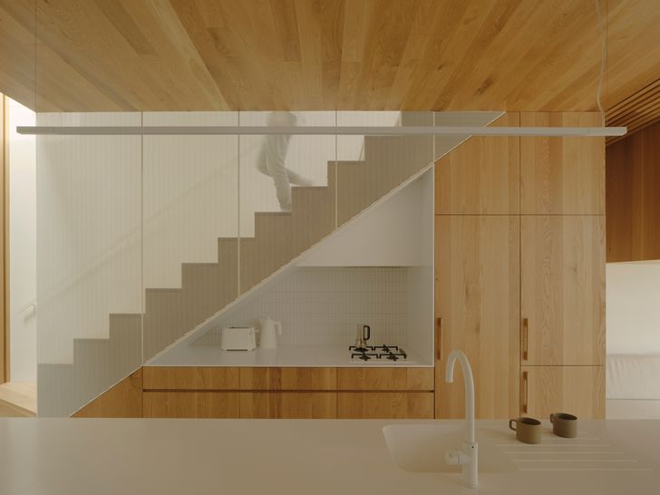 Periscope House by Architecture Architecture خواسته های مالک برای نور کافی خورشید، سطوح سفید شفاف و نازک کاری چوبی گرم و دلپذیر را در بر می گیرد.