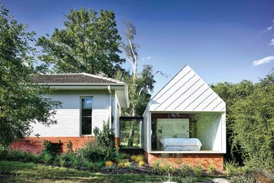 Wrapped in hand- fixed shingles and set on recycled brick plinths, the contemporary pavilions are discrete yet sympathetic to the older home’s character.