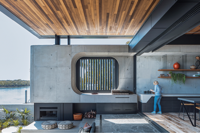 The floating roof ties together the home’s concrete and timber elements and gives lightness to its form.