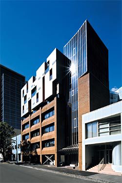 Highly articulated
facades squeeze every
possible opportunity out
of budget construction
techniques.
Barry
Street’s lightweight
rooftop extension gives
a sense of depth to the
building skin.